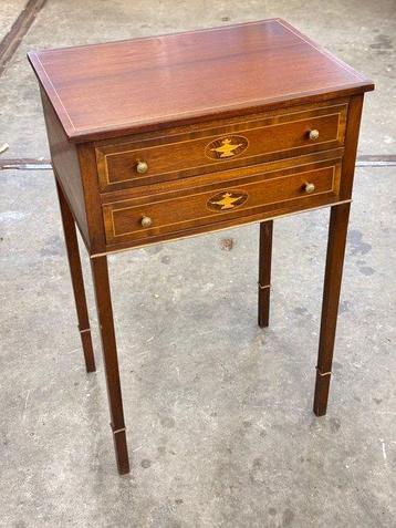 Commode - Sur des jambes épaisses avec incrustations -
