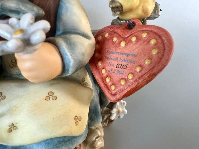 Goebel - Beeldje - M.I. Hummel Goebel HUM 765 „Erste Liebe -, Antiek en Kunst, Curiosa en Brocante