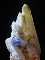 Fluoriet blauw op melkquartz, esthetisch en elegant