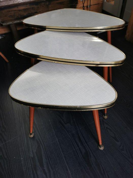 Set bijzettafels - hout, formica, koper - Drie, Antiek en Kunst, Kunst | Designobjecten