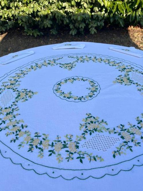 Nappe (9) - 170 cm - 170 cm - Chic Brodée mains mimosa, Antiek en Kunst, Antiek | Tapijten, Tafelkleden en Textiel