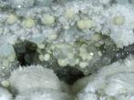 Prachtige Geode Met Okeniet --- Kristallen in geode -