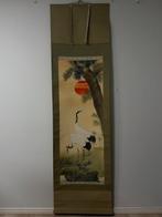 Prachtige opkomende zon, kraanvogel, bamboe en dennenboom