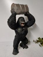 Beeld, 57 cm high strong gorilla with barrel - 57 cm -