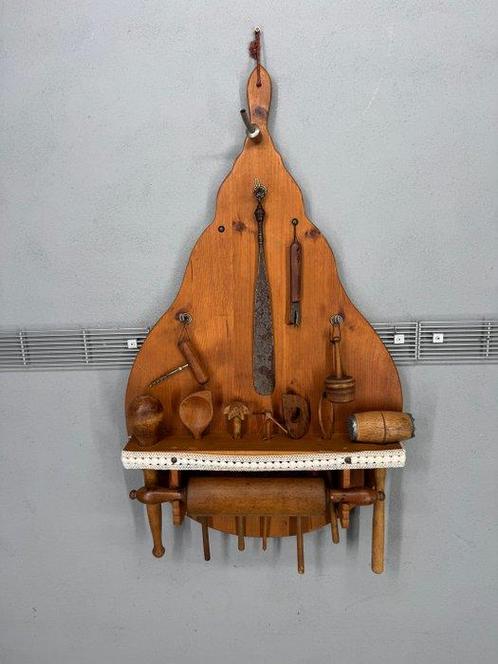 Bord met bakkerij gereedschap - Outil de travail Antique, Antiek en Kunst, Antiek | Keukengerei