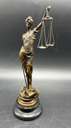 Beeldje - Bronzen beeld van Vrouwe Justitia. - Brons,
