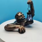 Beeldje - Zombie with Lantern - Hars, Metaal