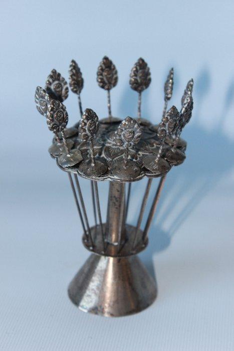 Djokja - Djokja cocktailprikkers in houder-stand - Schaal, Antiek en Kunst, Antiek | Zilver en Goud