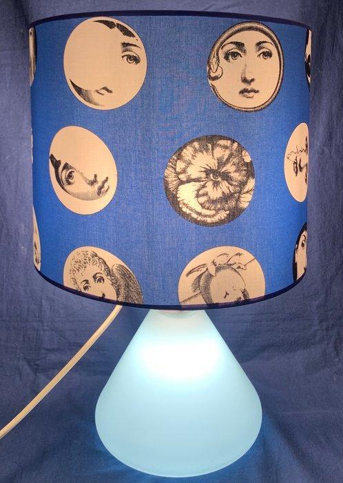 Tafellamp - Fornasetti stof lampenkap. Tweelichts lamp -, Antiek en Kunst, Antiek | Meubels | Stoelen en Sofa's
