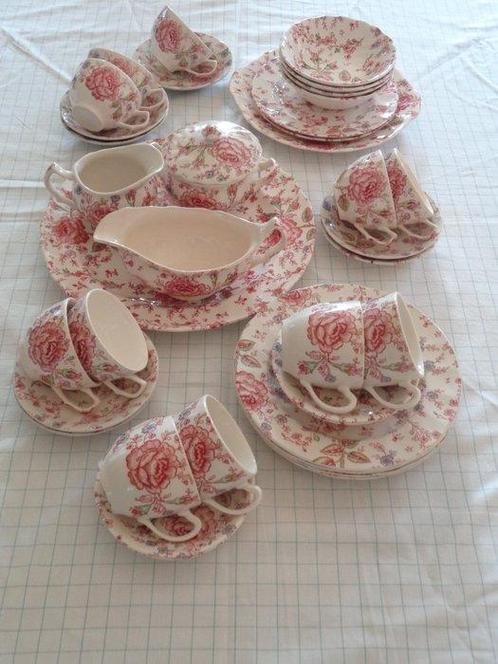 Johnson Brothers , 28 delig servies ROZE CHINTZ - Service de, Antiquités & Art, Antiquités | Meubles | Tables