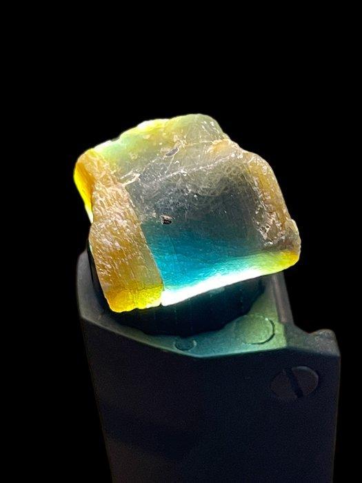 Saffier Prachtig stuk! Uiterst zeldzame multicolor saffier., Verzamelen, Mineralen en Fossielen