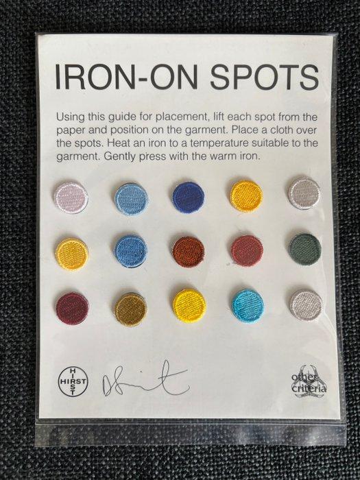 Damien Hirst (1965) - Iron-On Spots, Antiquités & Art, Art | Objets design