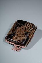 Doos - Een vier-vaks houten inr versierd met vazen. - Hout,