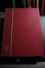 Monde - Examen avec divers pays dans une pile de livres de