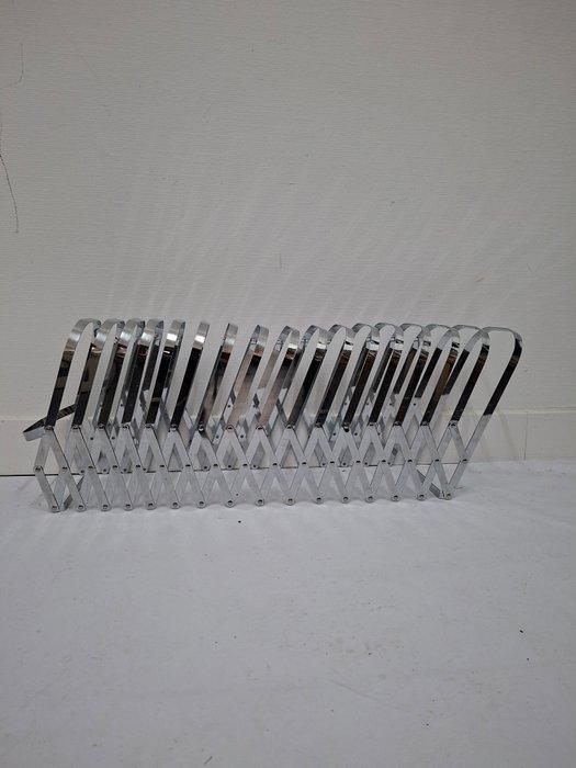 Radius Design - Tijdschriftenhouder - Chroom - Collator, Antiek en Kunst, Antiek | Meubels | Stoelen en Sofa's