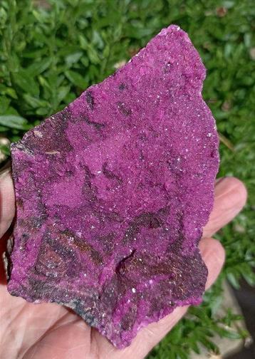 Cobaltocalciet (Cobaltocalciet) intensief sprankelende beschikbaar voor biedingen