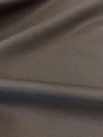 Stof met een dicht en regelmatig geweven patroon, stevig en