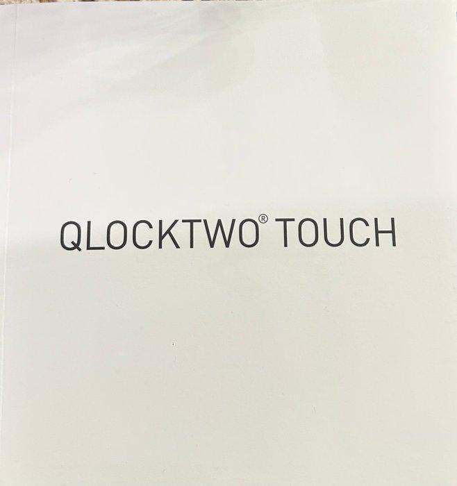 Digitale klok - QLOCKTWO TOUCH (HEARTH) 13.5 CHERRY -, Antiek en Kunst, Kunst | Designobjecten