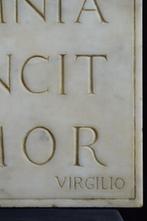 Sculpture, Epigrafe  OMNIA VINCIT AMOR  - 32 cm - Marbre