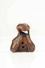Un grand netsuke en bois de box-wood représentant un ermite