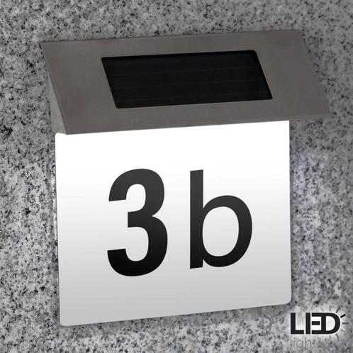 Numéro de maison, fond blanc, éclairage LED, énergie solaire