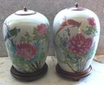2 X Chinese gemberpot hand geschilderd incl. houten voet. -