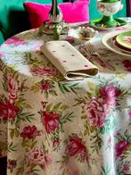 Delicaat gevouwde mantel met kamelias voor ruime tafels. -