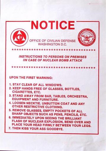 Satirische vintage poster wat te doen bij kernaanval beschikbaar voor biedingen