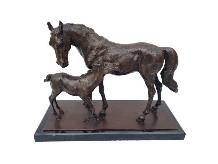 Sculpture, Emotioneel bronzen kunstwerk van paard met veulen, Antiek en Kunst, Kunst | Designobjecten