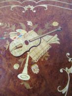 Tafel - Tafeltje met Zwitserse Reuge muziekdoos en inlegwerk