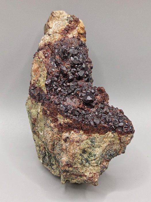 Granato UNIEK STUK (Faiallo, Ligurië, Italië) - Hoogte 70 mm, Verzamelen, Mineralen en Fossielen