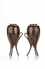 Vaas - Brons, Een elegant paar gepatineerde bronzen vazen, Antiek en Kunst