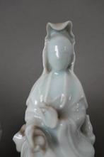 Figuur - A Pair Seated Guanyin on Raised Lotus Throne