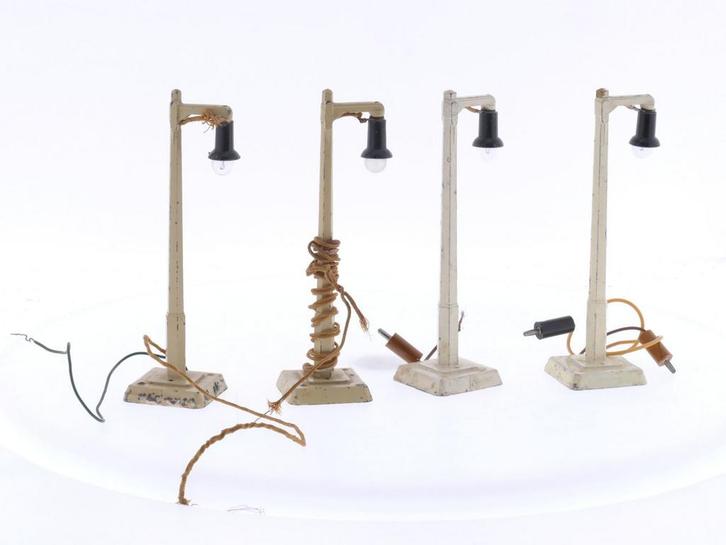 Schaal H0 Märklin 448/1 Lichtmast 4 st. crème #P104, Hobby en Vrije tijd, Modeltreinen | H0, Brug, Tunnel of Gebouw, Gebruikt