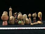 Lot de 12 kokeshi en bois japonaises vintage (hauteur : 3–11