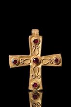 Byzantijns Gouden kruishanger met scrollwerk en granaten -