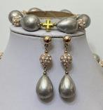 Grijze schelparmbanden (20 x 15) met Griekse kruisen van, Antiek en Kunst