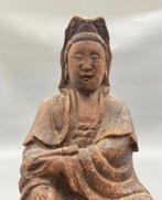 Oud Chinees houten standbeeld van een godheid op een leeuw