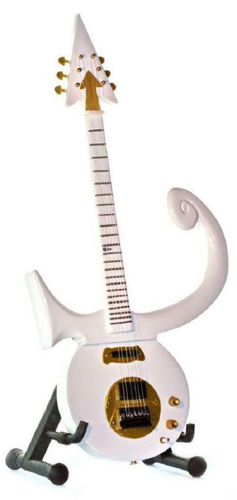 Miniatuur Love Symbol gitaar met gratis standaard, Collections, Cinéma & Télévision, Envoi