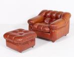 Sofa - Leder - Een loungefauteuil met poef in bruin leer,