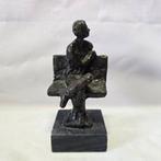 Verbronsd beeld - Persoon op bank/stoel - Figurine - Bronze,