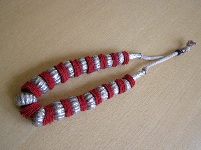 KONDA HALSKETTING NEPAL - 66 cm - 235 gr - Zilver, rood, Antiek en Kunst, Kunst | Niet-Westerse kunst