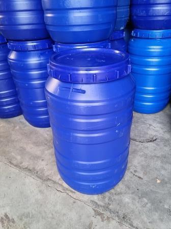 Parasiet Arashigaoka Beleefd ② Blauwe en grijze vaten , tonnen van 220 L met schroefdeksel — Regentonnen  — 2dehands