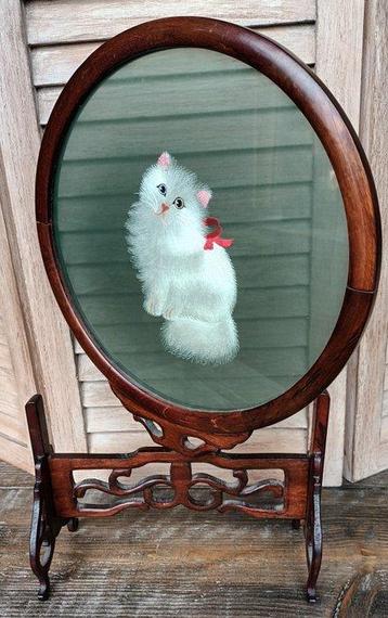 Broderie en soie Poes dans un cadre. - Broderie - 40 cm - 27
