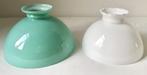 Lampe (2) - Grandes abat-jour en verre opale vert et blanc.