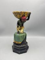 Schaal - Hars - Beeld “man met schaal”