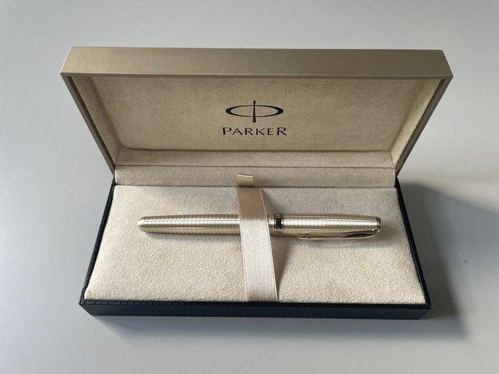 Parker - Sonnet Sterling Silver 18K Ciselé - Vulpen, Verzamelen, Pennenverzamelingen
