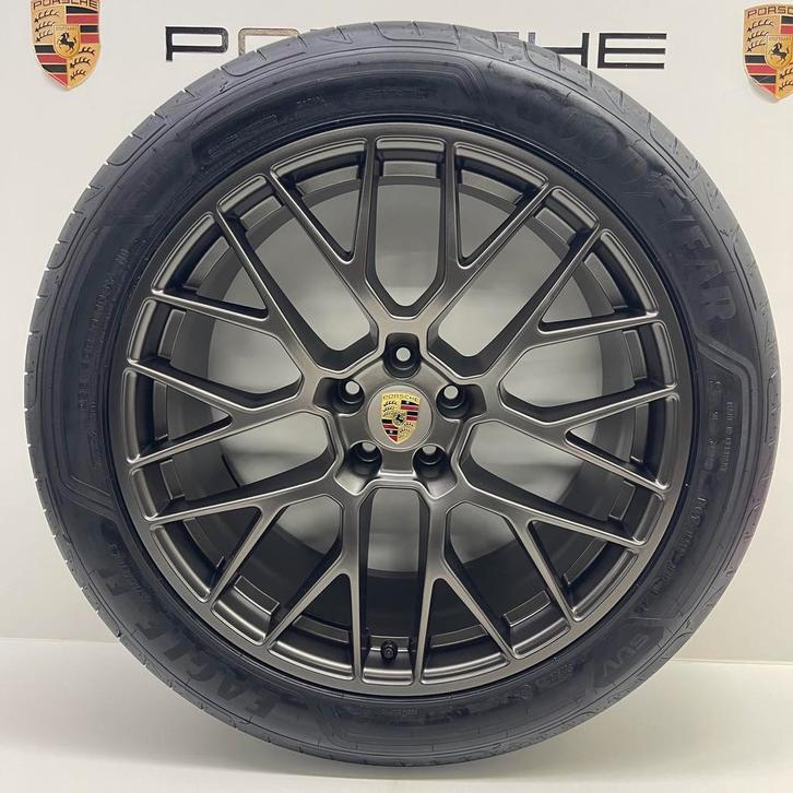 Porsche Macan 20inch RS Spyder Titanium met winterbanden N0, Auto-onderdelen, Banden en Velgen, 20 inch, Winterbanden, 295 mm