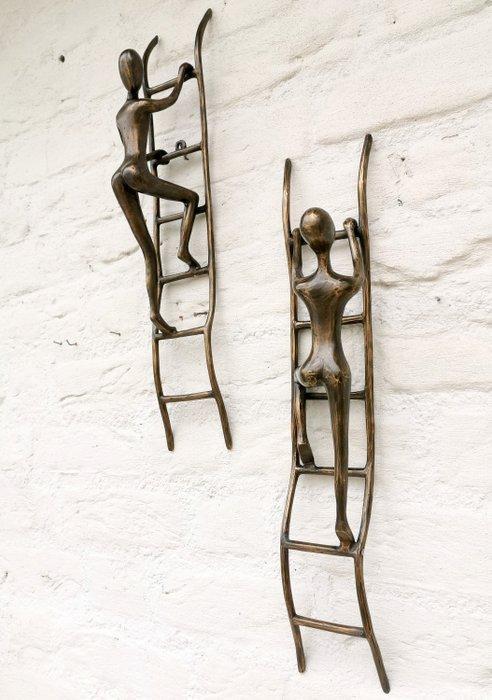 sculptuur, A pair of men climbing the ladder - 50 cm - Brons, Antiek en Kunst, Curiosa en Brocante