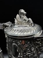 The knob on the lids in the shape of a sea horse &Two Fish, Antiek en Kunst